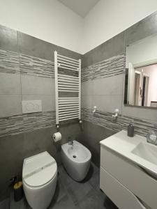 un baño con inodoro y lavabo en RoMare Boutique inn, en Marina di Cerveteri