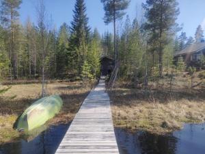 Lomamökin lähellä sijaitseva luonnonmaisema