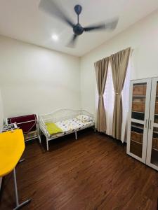 Postel nebo postele na pokoji v ubytování Inap Kasih Homestay Bandar Utama Gua Musang