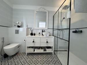 a bathroom with a toilet and a sink and a shower at Le Luxury - 24h du Mans - 11pers - Rêve au Mans in Ruaudin +20 photos