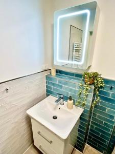 a bathroom with a sink and a mirror at In Wurfweite zum Strand, Zentrum & Kurpark- FeWo Fischers Fritz in Scharbeutz +34 photos
