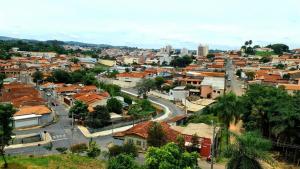 an aerial view of a city with buildings at Refúgio do Viajante in Espirito Santo Do Pinhal