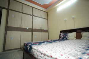 Postel nebo postele na pokoji v ubytování Om Trance Homestay