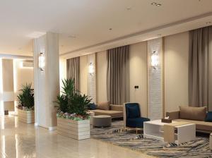 麦地那فندق ديم المدينة的建筑物内的大厅,配有沙发和椅子。