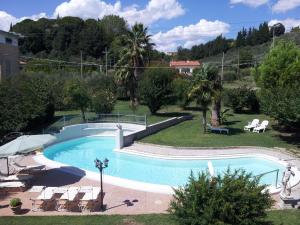a large swimming pool with lounge chairs and a resort at Luconi Affittacamere in Iesi