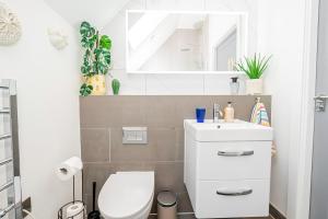 Bilik mandi di Gorgeous 1-Bedroom Acton Flat with Two Balconies at Acton, Sleeps 4