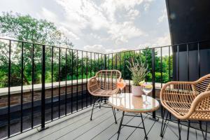 Balkoni atau teres di Gorgeous 1-Bedroom Acton Flat with Two Balconies at Acton, Sleeps 4