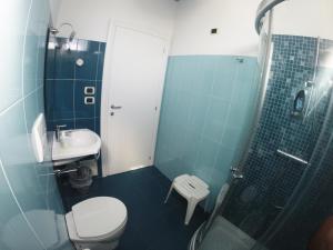a bathroom with a toilet and a sink and a shower at B&B Via Gallipoli in Alezio