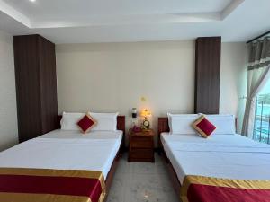 Kama o mga kama sa kuwarto sa Thành Đạt Hotel Bạc Liêu