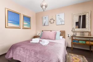 ein Schlafzimmer mit einem Bett mit zwei weißen Handtüchern darauf in der Unterkunft Home2Book Luxury Villa Pool & Terrace, Corralejo in Corralejo + 27 Fotos