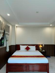 Kama o mga kama sa kuwarto sa Thành Đạt Hotel Bạc Liêu