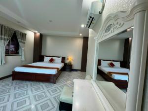 Kama o mga kama sa kuwarto sa Thành Đạt Hotel Bạc Liêu