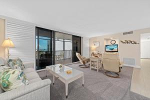 萨尼贝尔Compass Point #243的客厅里有一张沙发和一张桌子。