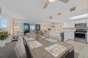 萨尼贝尔Compass Point #243的配有桌椅的厨房和客厅