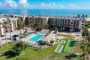 萨尼贝尔Compass Point #243的享有度假胜地的空中景致,以海洋为背景