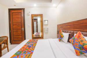 Ένα ή περισσότερα κρεβάτια σε δωμάτιο στο FabHotel Gold Inn Janakpuri +38 φωτογραφίες