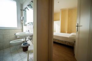 Koupelna v ubytování Hotel Rosabianca + 37 fotografií