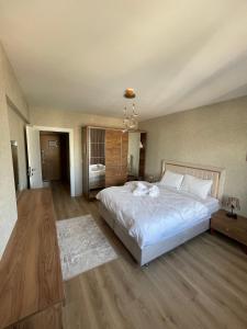 A bed or beds in a room at King Suite AN33