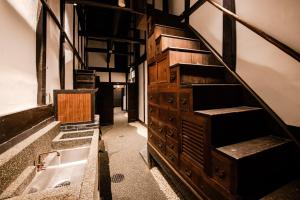 una stanza con una cassettiera in legno e un lavandino di Nishijin Itsutsuji a Kyoto