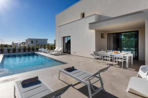 eine Villa mit Swimmingpool und Terrasse in der Unterkunft ISULATRAVEL - Villa Nerissa in Pozzallo