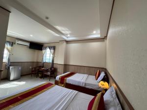 Kama o mga kama sa kuwarto sa Thành Đạt Hotel Bạc Liêu