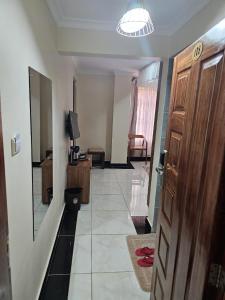 Uma televisão e/ou sistema de entretenimento em Big Tusks Hotel, Marsabit