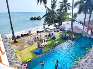 - Vistas aéreas a la piscina y a la playa en The Rock Samui Poshtel Lamai Beach, en Lamai