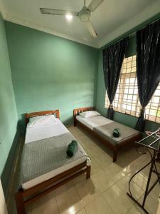 Katil atau katil-katil dalam bilik di A &a Hani Homestay ,Kuala Nerus