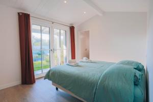 En eller flere senge i et værelse på Villa Blue + 36 billeder