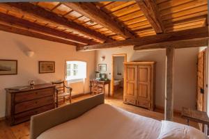 a bedroom with a bed and a desk in a room at The Bat Barn in Kelevíz
