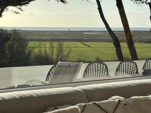 a table and chairs with a view of the ocean at Villa Vieilles Vignes vue mer in Billiers