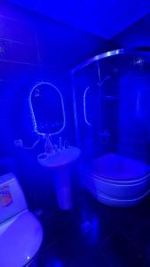 un bagno con un water, un lavandino e una vasca di Private Room in Tbilisi with LIGHT & LOVE Energy! a Tbilisi City