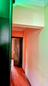 un corridoio con porta marrone in una stanza di Private Room in Tbilisi with LIGHT & LOVE Energy! a Tbilisi City