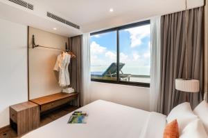 a bedroom with a bed and a window at Mandala Chambayy Mũi Né TNRSS in Mui Ne +60 photos
