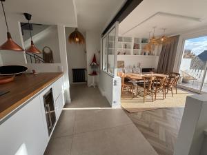 a kitchen and dining room with a table and chairs at Villa Vieilles Vignes vue mer in Billiers