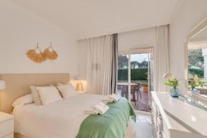 Postel nebo postele na pokoji v ubytování Apartamento con piscina en 1ª línea Golf La Quinta + 29 fotografií