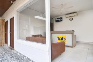 Fabhotel Morjim Bliss - 500M From Morjim Beach的电视和/或娱乐中心