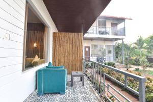 Fabhotel Morjim Bliss - 500M From Morjim Beach的阳台或露台