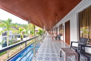 Fabhotel Morjim Bliss - 500M From Morjim Beach的阳台或露台