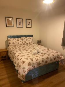1 dormitorio con cama con edredón en Luxurious Home Tottenham Court Road CharingCross Leicester Square, en Londres