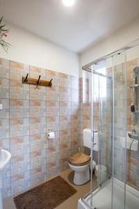 Bilik mandi di MarVen Apartman