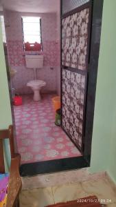 Aakshi Wanderlust Homestay في عليباج: حمام مع مرحاض ومغسلة