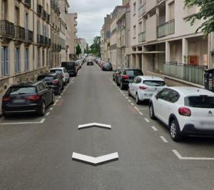 una calle vacía con coches aparcados en la carretera en Zassiettes et titin, en Dijon