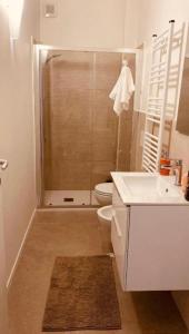un bagno con doccia, WC e lavandino di Pizzoli Suite a Bari