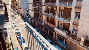 una vista dall'alto di una strada cittadina con edifici di Pizzoli Suite a Bari