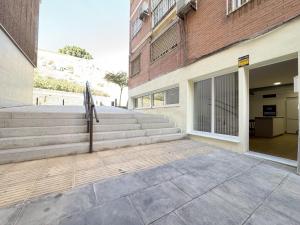 a building with a staircase next to a building at Amplio Apartamento con Parking y en el Centro in Almería