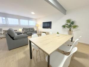 a living room with a table and chairs at Amplio Apartamento con Parking y en el Centro in Almería