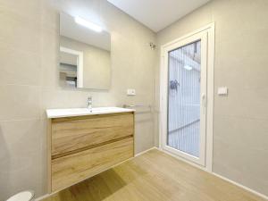 a bathroom with a sink and a shower with a mirror at Amplio Apartamento con Parking y en el Centro in Almería +20 photos