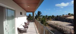 einen Balkon mit Stühlen und Strandblick in der Unterkunft Mansão Ponta da Asa in Coruripe