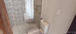 ein kleines Badezimmer mit Toilette und Dusche in der Unterkunft Mansão Ponta da Asa in Coruripe + 60 Fotos